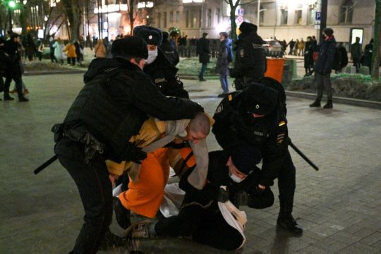 Αθρόες συλλήψεις σε αντιπολεμικές διαδηλώσεις στη Ρωσία