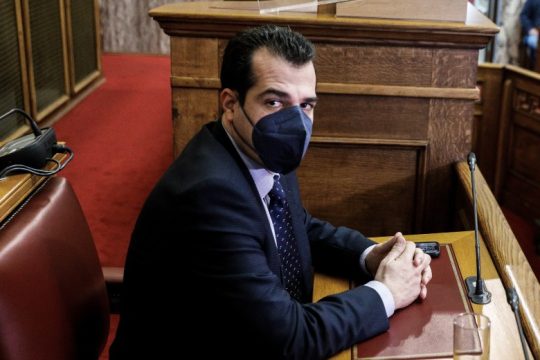 Παράταση θητείας επικουρικών και υπόσχεση για προκήρυξη 4.000 θέσεων νοσηλευτών