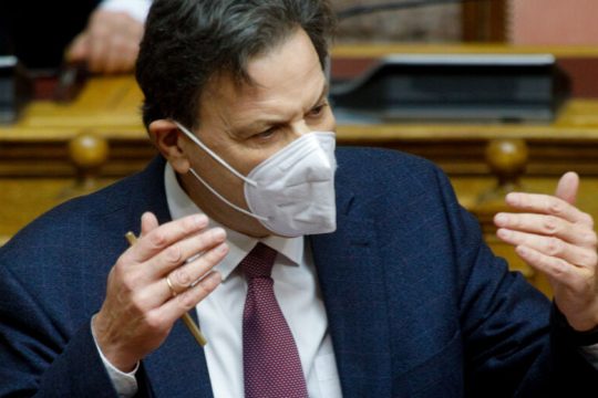 Κατακραυγή κομμάτων μετά τις προκλητικές δηλώσεις Σκυλακάκη για τον ΕΦΚ στα καύσιμα