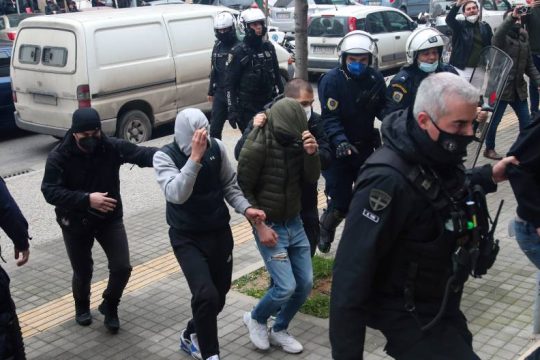 Απολογούνται τρεις εκ των συλληφθέντων, διεθνές ένταλμα για τον 20χρονο