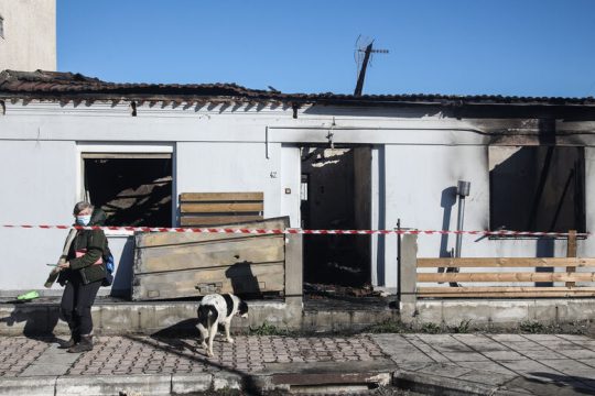 Μητέρα με τα δύο παιδιά της κάηκαν ζωντανοί μέσα στο σπίτι τους