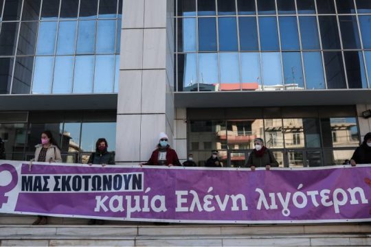 Ξέσπασε η μητέρα της Τοπαλούδη στη δίκη: «Από το Θεό να το βρείτε αλήτες»