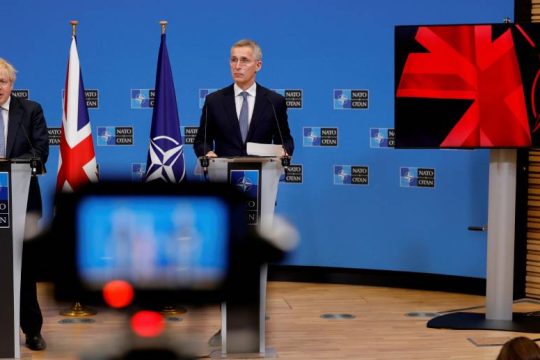 Στόλτενμπεργκ σε Ρωσία: Ή διπλωματική λύση ή κυρώσεις