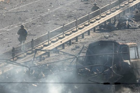 Επίθεση σε όλα τα μέτωπα από τη Ρωσία, με κυρώσεις απαντά η Δύση