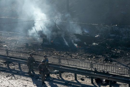 Υπό πολιορκία το Κίεβο – μπαράζ κυρώσεων στις ρωσικές τράπεζες