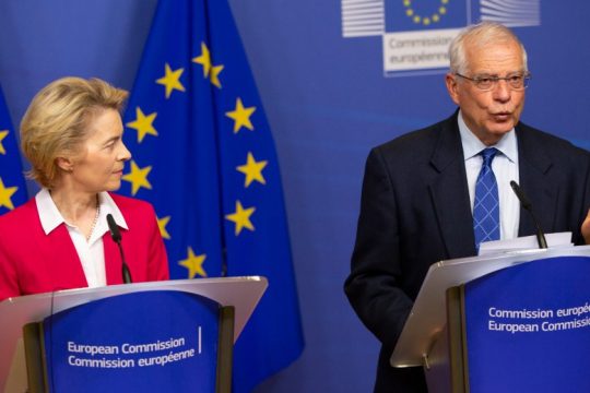 Η Ε.Ε. αγοράζει όπλα για την Ουκρανία και κλείνει ρωσικά ΜΜΕ