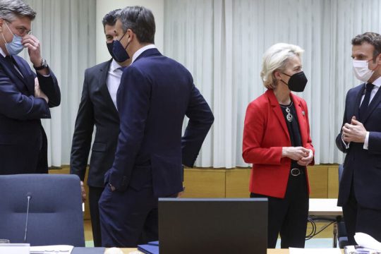 Δυσπιστεί και ανησυχεί η Ε.Ε.