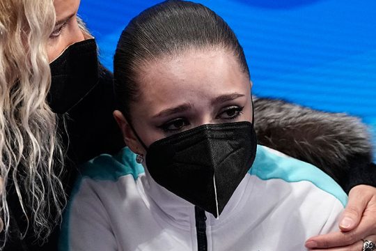 Η πίεση κατέβαλε τη Βαλιέβα, έμεινε εκτός βάθρου
