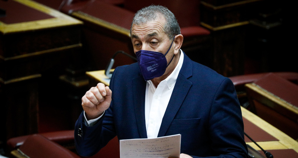 Η κοινωνία στενάζει λόγω των κυβερνητικών ιδεοληπτικών εμμονών