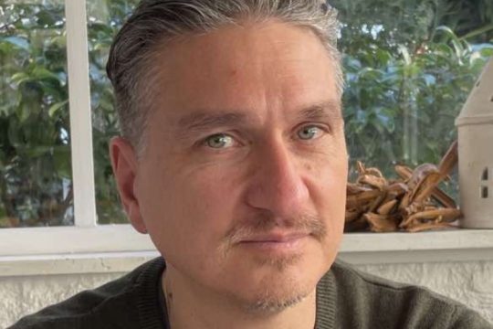 «Βιβλία ποίησης και φιλοσοφίας βρίσκονται μόνιμα πάνω στο γραφείο μου»