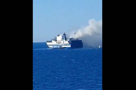 Βίντεο στην «Εφ.Συν» από το φλεγόμενο «Euroferry Olympia» και την επιχείρηση διάσωσης