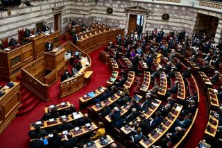 Ο ευτελισμός της Βουλής υπονομεύει τους θεσμούς και τη δημοκρατία