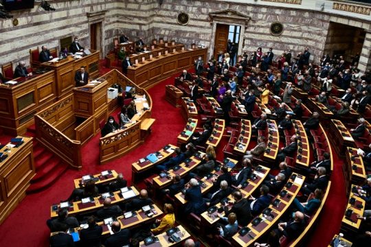 Ο ευτελισμός της Βουλής υπονομεύει τους θεσμούς και τη δημοκρατία