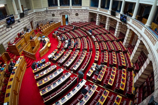 Εξοπλιστικά: Περνούν με ευρεία πλειοψηφία – Συζήτηση αρχηγών στη Βουλή [Live]