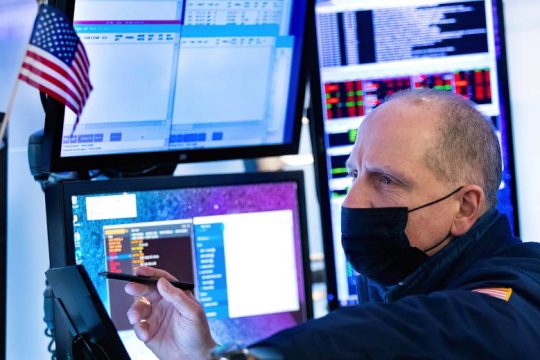 Η «βουτιά» 26% της μετοχής του Facebook παρέσυρε τη Wall Street