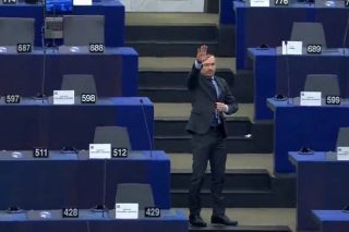 Καταδίκη απ’ όλες τις πολιτικές ομάδες για φασιστικό χαιρετισμό στο Ευρωκοινοβούλιο