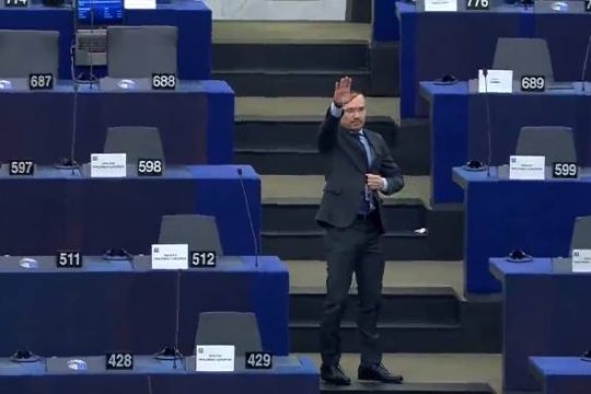Καταδίκη απ’ όλες τις πολιτικές ομάδες για φασιστικό χαιρετισμό στο Ευρωκοινοβούλιο