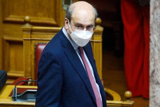 «Βροχή» οι ενστάσεις αντισυνταγματικότητας για άρθρα του νομοσχεδίου Χατζηδάκη