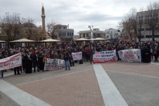 Βροντερό «όχι» στα στρατόπεδα συγκέντρωσης προσφύγων σε Χίο και Λέσβο