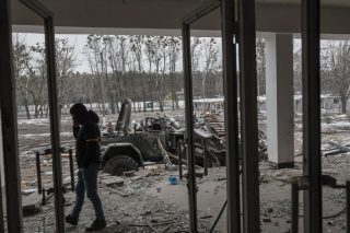 Προελαύνει και σκοτώνει η πολεμική μηχανή