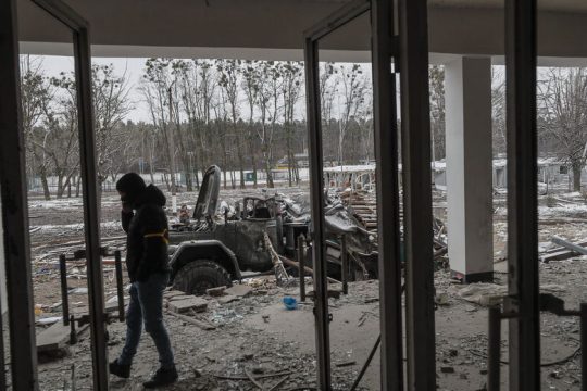 Προελαύνει και σκοτώνει η πολεμική μηχανή
