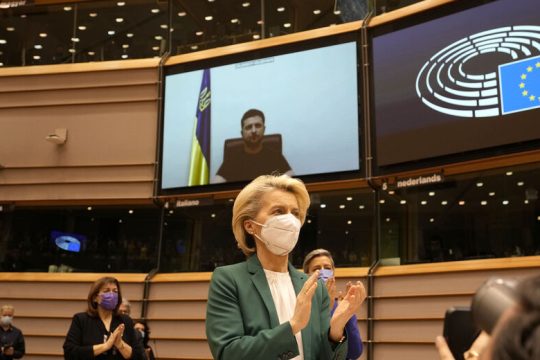Συγκίνηση για Ζελένσκι, νέες κυρώσεις στη Μόσχα