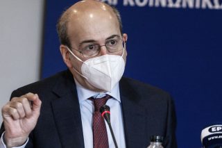 «Ψαλίδι» σε ανέργους και επιδόματα