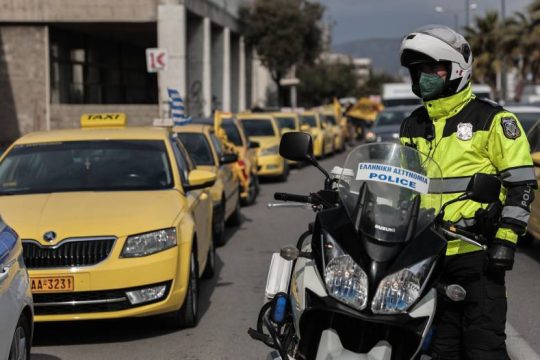 Πορεία οδηγών ταξί για κατάργηση φόρων στα καύσιμα