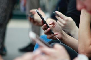 Η GEN Ζ γκρεμίζει τα στερεότυπα ότι είναι ανενημέρωτη και απολιτίκ