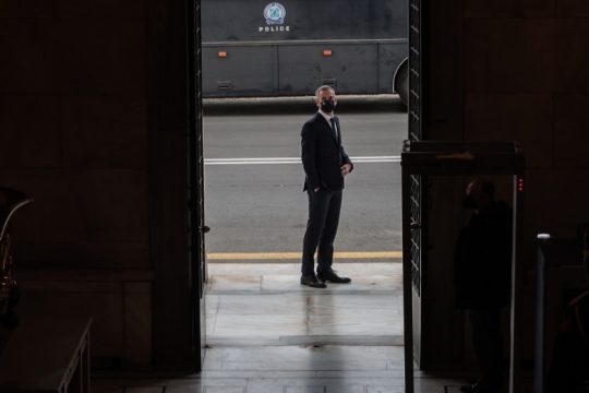 Βολές Μπακογιάννη για τα «καπέλα» στα δημοτικά τέλη