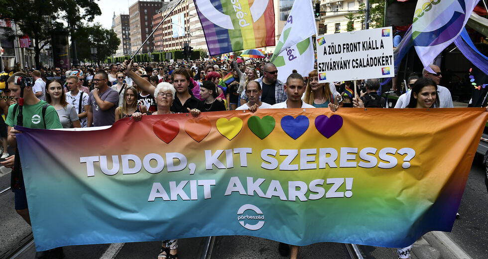 Οργανώσεις ζητούν ακύρωση του νόμου Όρμπαν για τη σεξουαλικότητα στα σχολεία