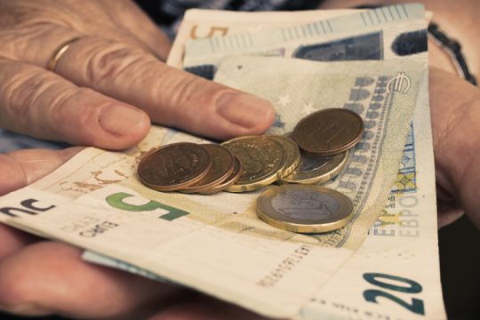 Θα βρέξει… επικουρικές στα τέλη Ιανουαρίου