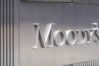 Θετικότερα αξιολογεί τις ελληνικές τράπεζες η Moody’s