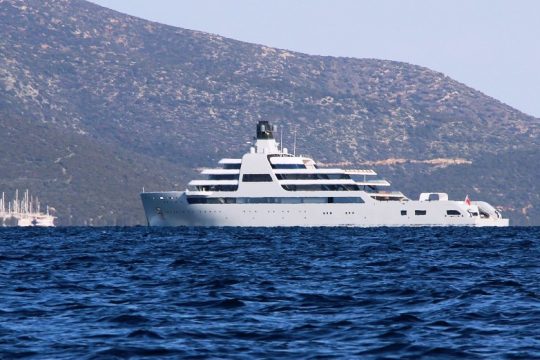 Τα ρίσκα που αναλαμβάνει η Τουρκία λειτουργώντας ως «καταφύγιο» για τους Ρώσους