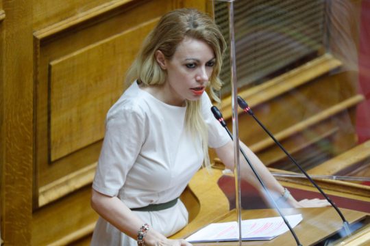 Ανεξαρτητοποιείται με αιχμές η βουλευτής του ΜέΡΑ25 Αγγελική Αδαμοπούλου