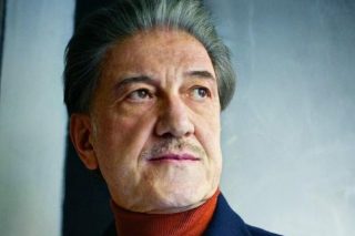 «Κι όταν γεμίσεις στάχτες […] γράφεις τον πρώτο στίχο»