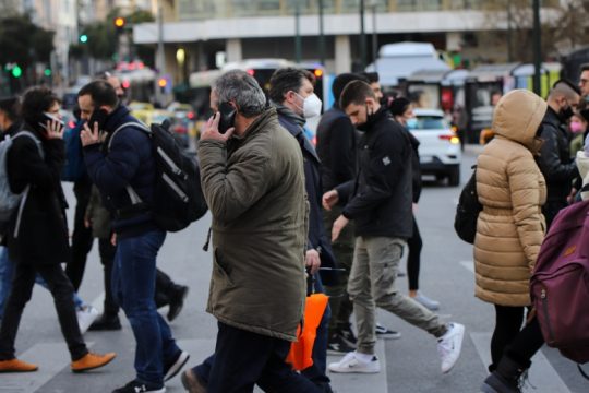 Η πανδημία επιμένει με 73 θανάτους (χθες) και 22.694 νέα κρούσματα