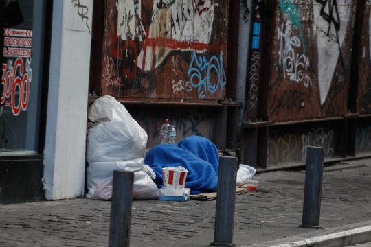 «Εμπαιγμός πεινασμένων και χυδαία εκμετάλλευση δομών αλληλεγγύης από τη δημοτική αρχή Μπακογιάννη»