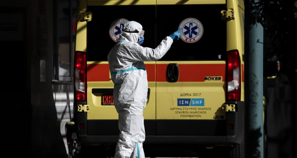 ΕΟΔΥ: 44 θάνατοι, πάνω από 12.000 νέα κρούσματα