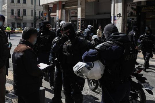 ΚΕΕΡΦΑ: Στοπ στις ρατσιστικές επιχειρήσεις-σκούπα της ΕΛ.ΑΣ.