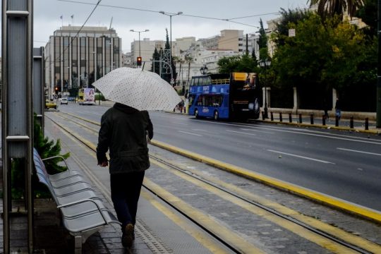 Τσουχτερό κρύο, νεφώσεις και τοπικές χιονοπτώσεις και βροχές