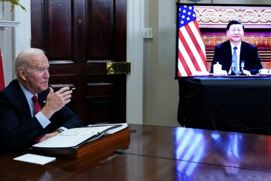 Προσπάθεια προσέγγισης από Μπάιντεν-Τζινπίνγκ στη σκιά του πολέμου