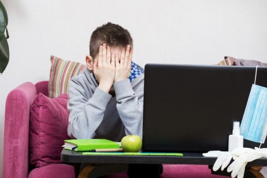 Οι νέοι άνθρωποι πλήττονται περισσότερο από την πανδημία Covid