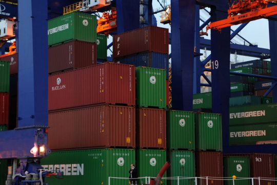Φρένο, χθες, στα παράνομα έργα της Cosco