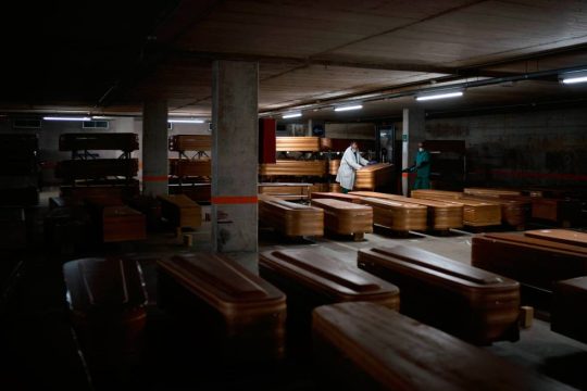 Δύο χρόνια πανδημία: 18 εκατ. o πραγματικός αριθμός των νεκρών