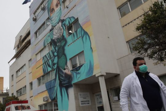 Σταθερά πάνω από 20.000 τα κρούσματα – Μικρή άνοδος στις διασωληνώσεις