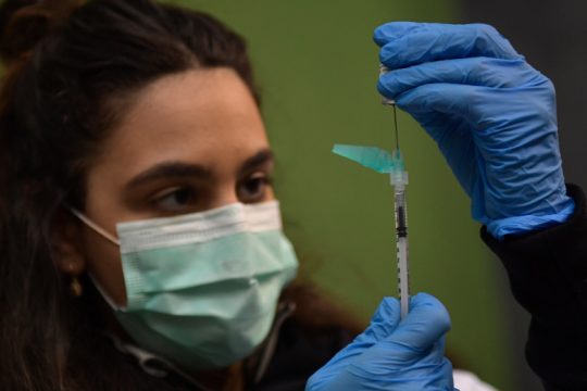 ΗΠΑ: Και δεύτερη ενισχυτική δόση για τους άνω των 50