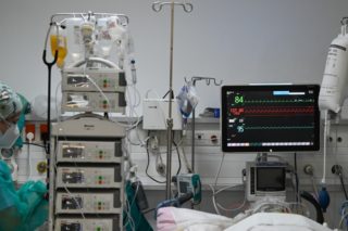 ΕΜΑ: Δεν παίρνει θέση για την πρόωρη άρση των μέτρων σε σειρά χωρών