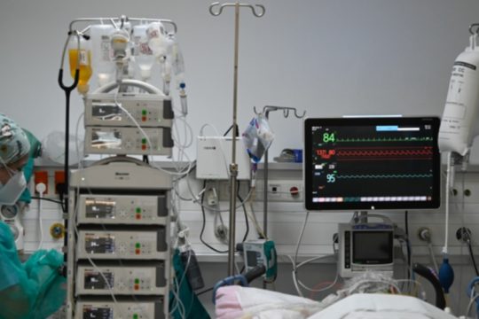 ΕΜΑ: Δεν παίρνει θέση για την πρόωρη άρση των μέτρων σε σειρά χωρών