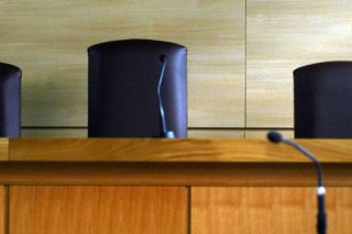 Μάρτυρες καίνε τους αστυνομικούς